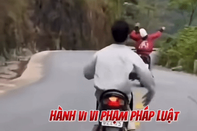 Nam thiếu niên đi xe máy buông hai tay &amp;apos;múa quạt&amp;apos; trên quốc lộ