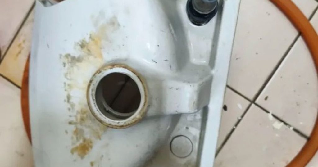 Nghe vợ khóc qua điện thoại, chồng lập tức lái xe về nhà thì bàng hoàng khi nhìn thấy cảnh này缩略图 Nghe vợ khóc qua điện thoại, chồng lập tức lái xe về nhà thì bàng hoàng khi nhìn thấy cảnh này
