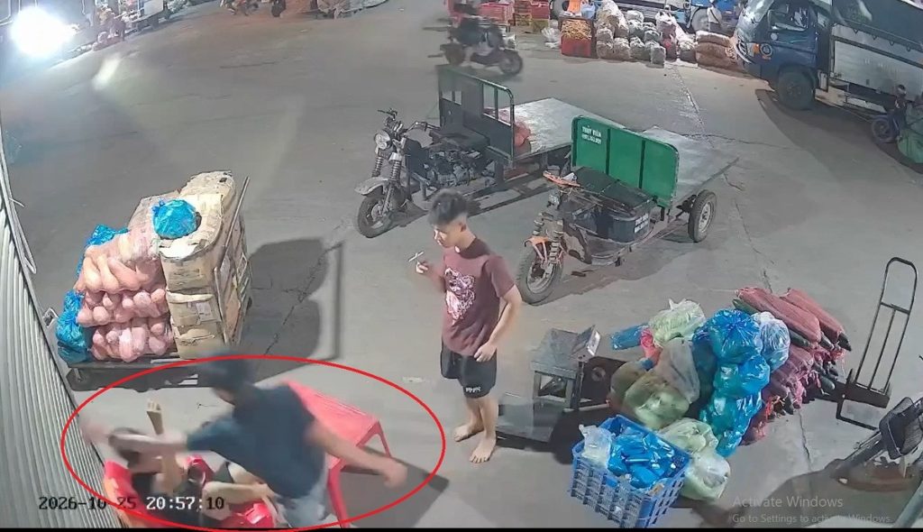 Người đàn ông đá liên tiếp vào mặt thanh niên ở Quảng Ninh gây phẫn nộ缩略图 Người đàn ông đá liên tiếp vào mặt thanh niên ở Quảng Ninh gây phẫn nộ