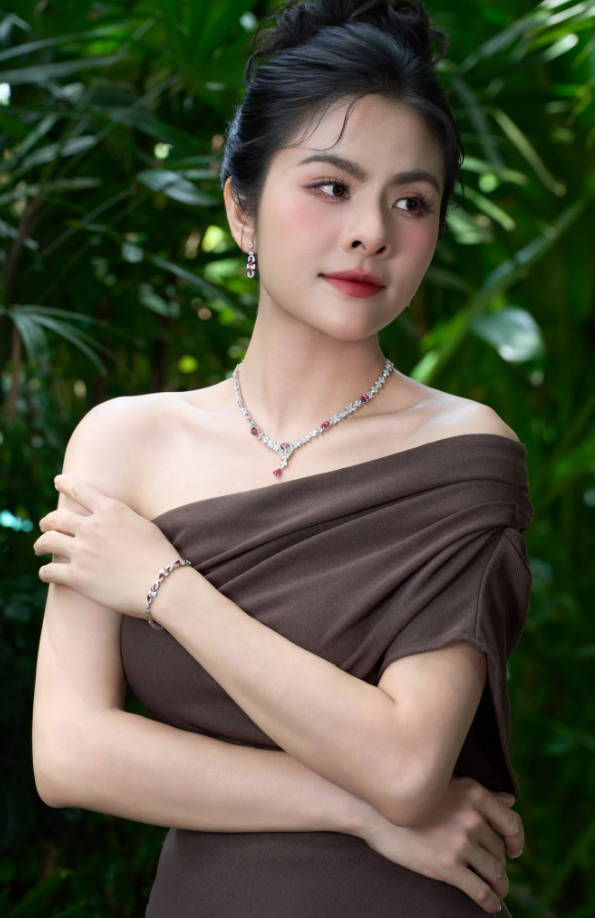 Người đẹp Đồng Tháp được ví là “đại gia ngầm” Vbiz, sống trong biệt thự 1.000m², sở hữu khu sinh thái rộng gấp 50 lần