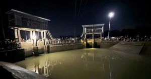 Người mẹ nhảy xuống kênh cứu con, cả hai mẹ con tử vong