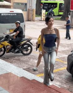 Nhan sắc mỹ nữ trăm tỷ chỉ cao 1m53 nhưng mặc đẹp chẳng kém chân dài, visual chấp cả cam thường