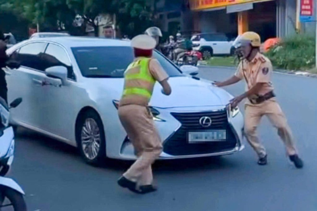 Nữ tài xế Lexus bỏ chạy khi bị CSGT dừng xe: 'Tôi rất hối hận'缩略图 Nữ tài xế Lexus bỏ chạy khi bị CSGT dừng xe: 'Tôi rất hối hận'