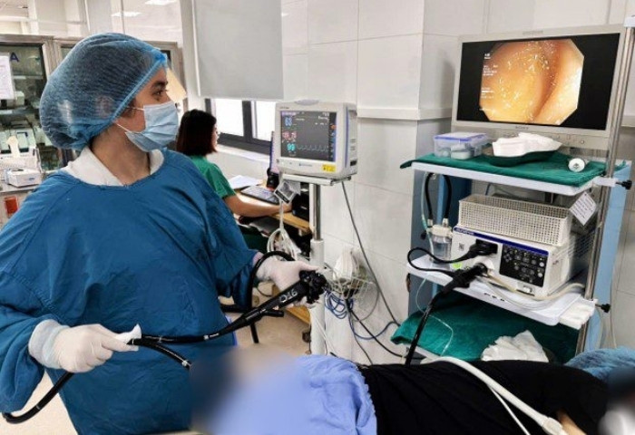 Phát hiện sán dây bò dài 70 cm khi nội soi đại tràng