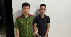 Phụ xe cầm gậy bóng chày đánh gãy tay tài xế ô tô