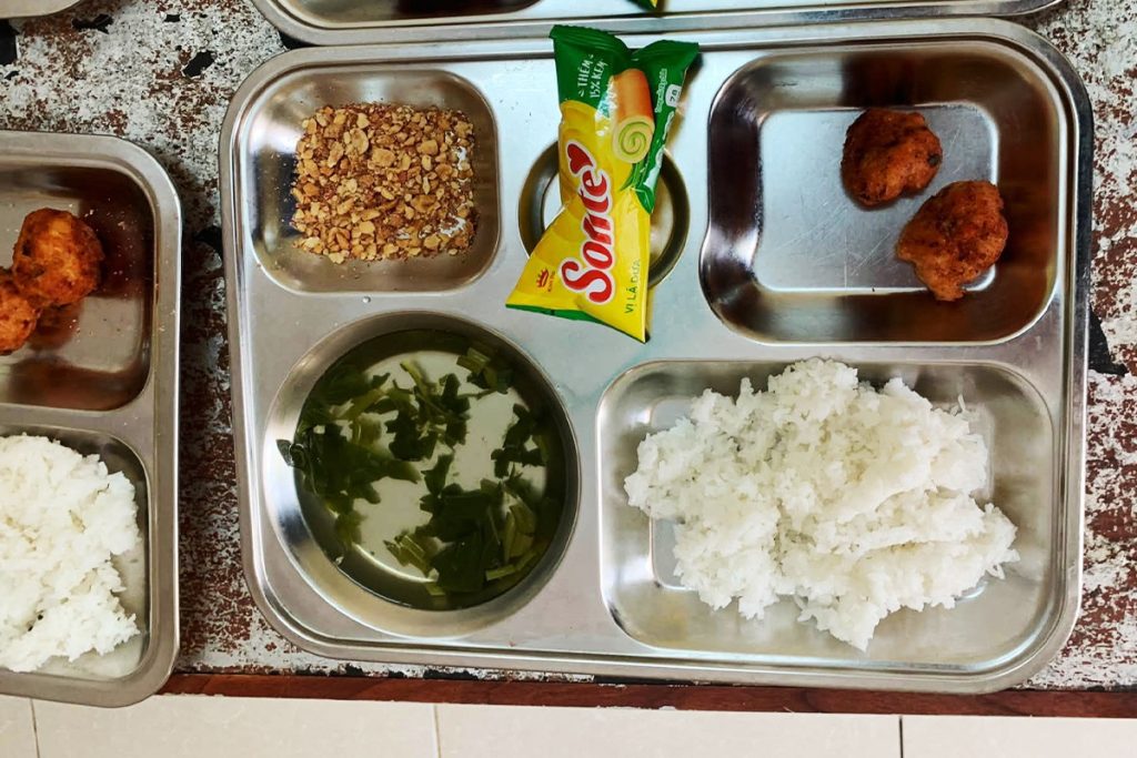 Vụ khay cơm có muối lạc, 2 miếng thịt viên: Công an làm việc với nhà trường