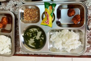 Vụ khay cơm có muối lạc, 2 miếng thịt viên: Công an làm việc với nhà trường