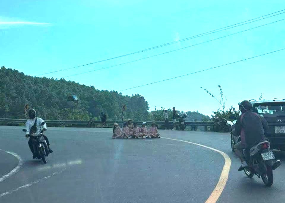Xác minh vụ 6 phụ nữ mặc &amp;apos;đồng phục&amp;apos;, ngồi bệt giữa khúc cua trên đèo Hải Vân