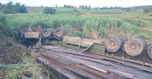 Xe đầu kéo lật ngửa trên đường Trường Sơn Đông, 2 người tử vong